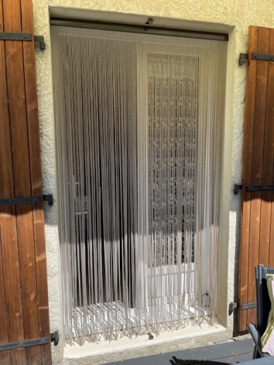 Rideau Gala marron à lanières plastiques torsadées