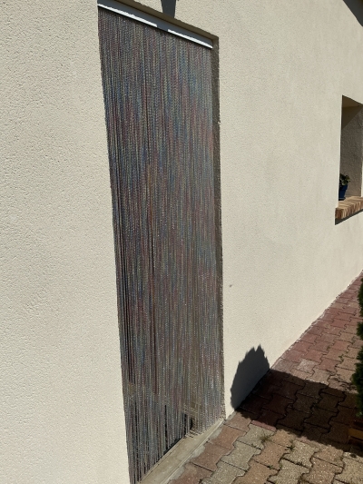Rideau Gaudi à lanières plastiques multicolores